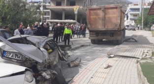 Alanya'da freni boşalan hafriyat kamyonu 8 aracı birbirine kattı