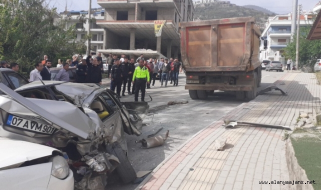 Alanya'da freni boşalan hafriyat kamyonu 8 aracı birbirine kattı