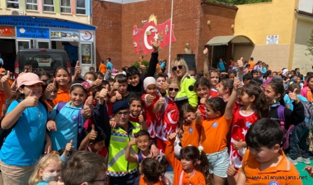 Alanya'da jandarma ekipleri okullarda seminerlere devam ediyor
