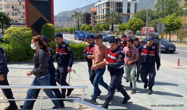 Alanya'da kablo hırsızları jandarmadan kaçamadı