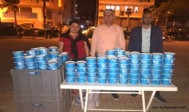 Alanya’da Kadir Gecesi'nde tatlı ikramı