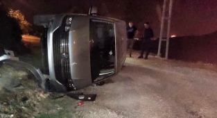 Alanya’da kontrolden çıkan araç yan yattı