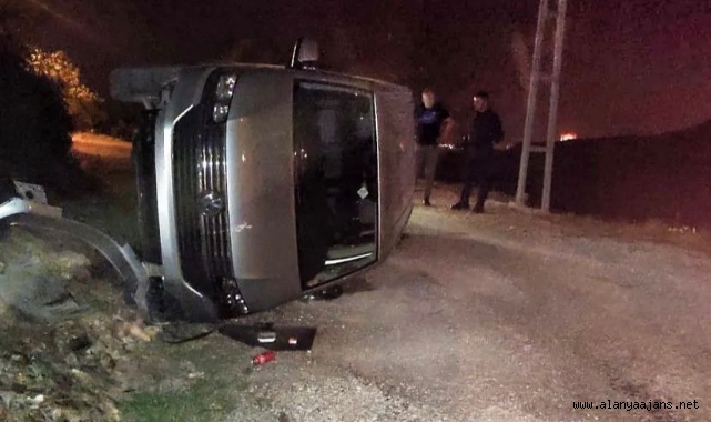 Alanya’da kontrolden çıkan araç yan yattı