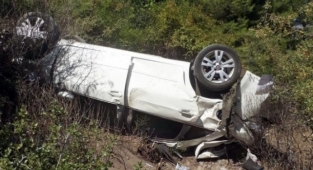 Alanya’da otomobil 15 metreden uçuruma yuvarlandı