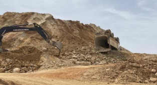 Alanya’da tünel inşaatında kamyon devrildi