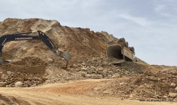 Alanya’da tünel inşaatında kamyon devrildi