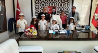 Alanya Emniyet Müdürü Patat, makamını çocuklara bıraktı