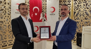 Alanya Kızılay iftarda buluştu! Savaş'a teşekkür plaketi