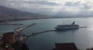 Alanya'ya yılın ilk kurvaziyer gemisi geldi