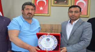 Alanyalı muhtarlardan Göktepe’ye teşekkür plaketi