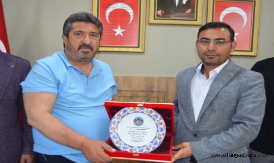 Alanyalı muhtarlardan Göktepe’ye teşekkür plaketi