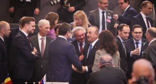 Bakan Çavuşoğlu NATO zirvesinde ilgi odağı oldu