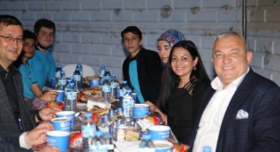 Başkan Mehmet Şahin orucunu öğrencilerle açtı