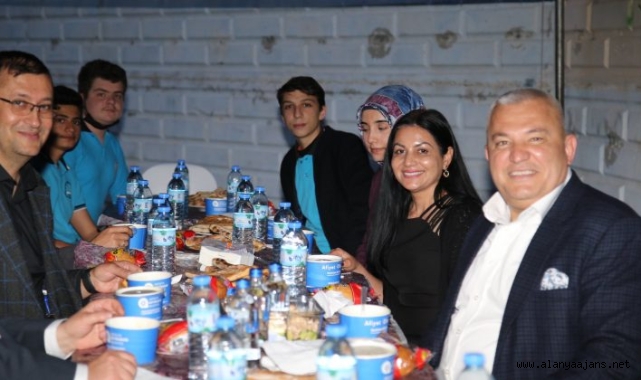 Başkan Mehmet Şahin orucunu öğrencilerle açtı