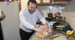 Başkan Özkan, sahurunu ALKÜ'lü öğrencilerle yaptı