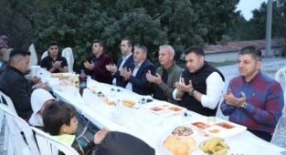Başkan Yücel iftarı kırsaldaki gençlerle açtı