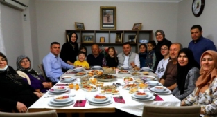 Başkan Yücel orucunu şehit ailesiyle açtı