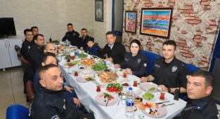 Kaymakam Ürkmezer polislerle sahur yaptı