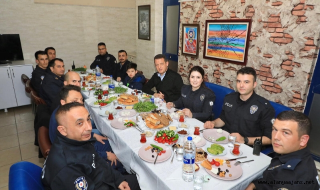 Kaymakam Ürkmezer polislerle sahur yaptı