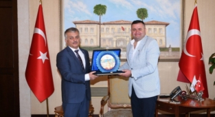 Vali Yazıcı'dan Alanya Karadenizliler Derneği'ne plaket