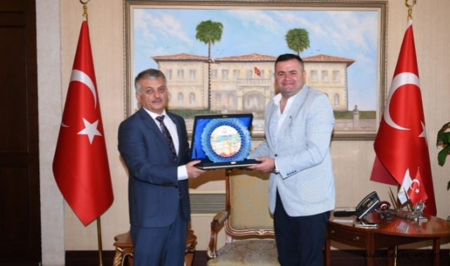 Vali Yazıcı'dan Alanya Karadenizliler Derneği'ne plaket