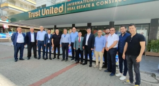 Vekil Cavit Arı, Alanya'da emlak sektörünün sorunlarını Özgen'den dinledi