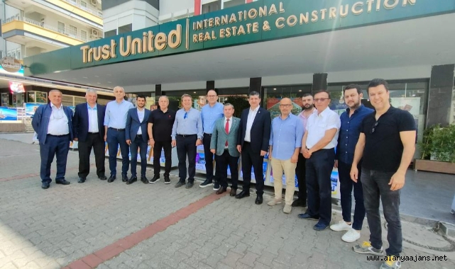 Vekil Cavit Arı, Alanya'da emlak sektörünün sorunlarını Özgen'den dinledi
