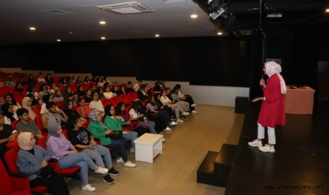 Alanya Belediyesi’nden gençlere motivasyon semineri