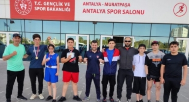 Alanya Belediyespor oyuncularından gövde gösterisi