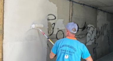 Alanya'da alt geçitlerde temizlik ve boya çalışması