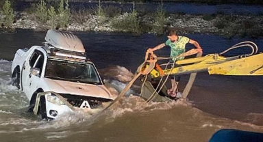 Alanya'da aracıyla dereyi geçmeye çalışırken suların ortasında kaldı