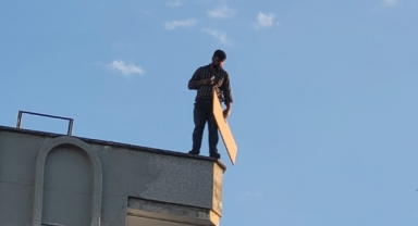 Alanya’da çatıya çıkıp intihara kalkıştı