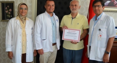 Alanya’da emektar sağlıkçıya teşekkür belgesi