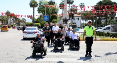 Alanya'da engelli bireylerden sürücülere yanlış park uyarısı
