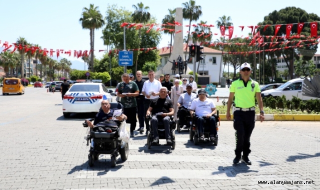 Alanya'da engelli bireylerden sürücülere yanlış park uyarısı