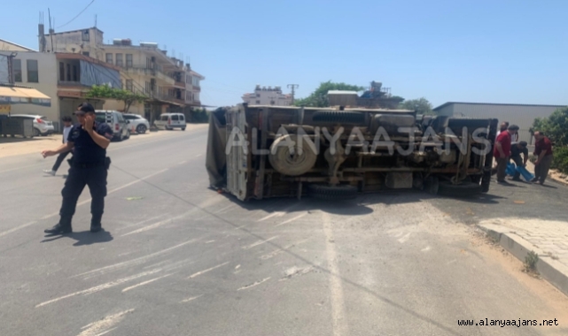 Alanya'da kamyonet devrildi: 1 yaralı