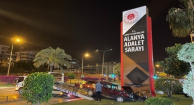 Alanya’da kontrolden çıkan araç adliye totemine çarptı