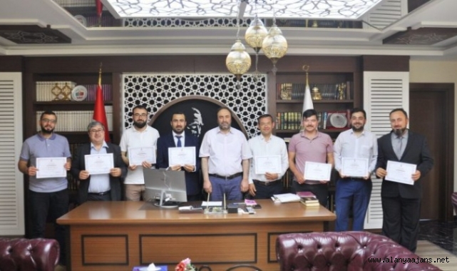 Alanya’da Kur’an- ı Kerim’i kusursuz okuyan din görevlileri tescillendi