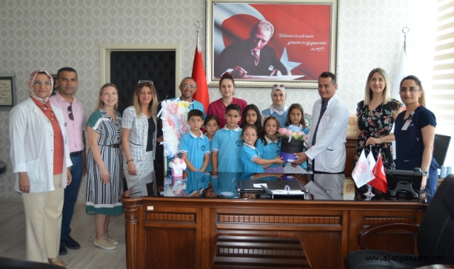 Alanya'da öğrencilerden sağlık çalışanlarına anlamlı hediye