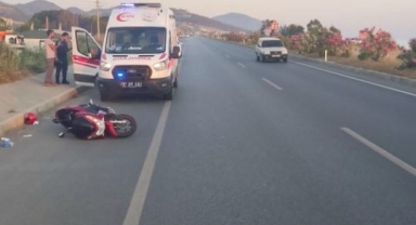 Alanya’da seyir halindeki motosikletin lastiği patladı: 2 yaralı