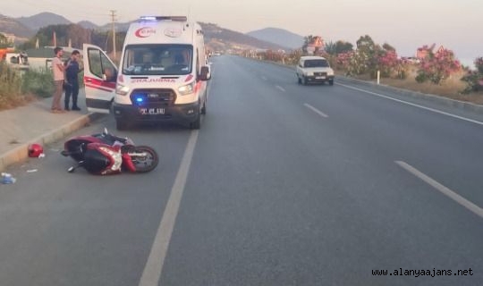 Alanya’da seyir halindeki motosikletin lastiği patladı: 2 yaralı