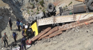 Alanya’da tomruk yüklü TIR devrildi: 1 yaralı