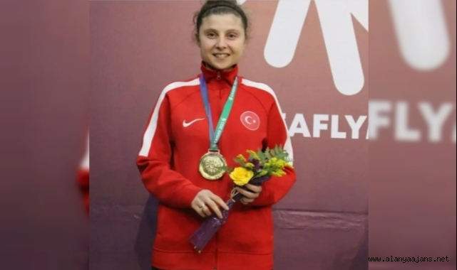 Alanyalı öğretmenden gururlandıran başarı