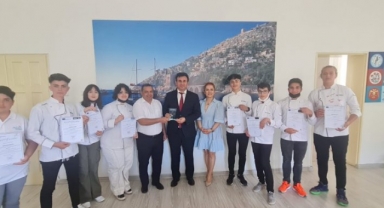 Avrupa’da staj yapan öğrencilerden Müdür Yılmaz’a teşekkür