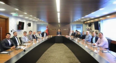 Bakan Ersoy, Alanyalı turizmcilerin görüşlerini aldı