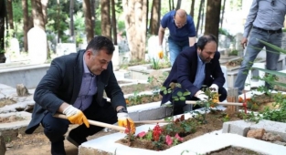 Başkan Yücel’den mezarlığa bayram ziyareti
