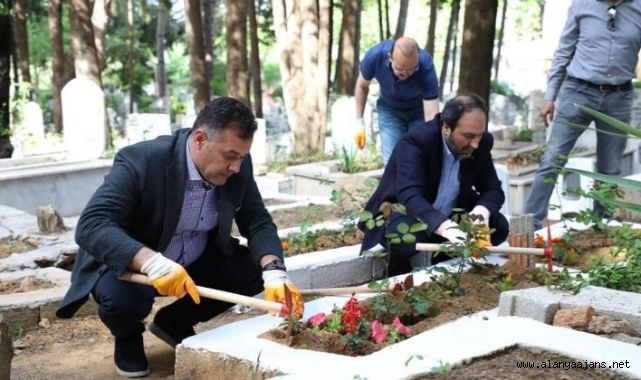 Başkan Yücel’den mezarlığa bayram ziyareti