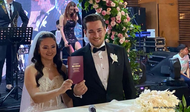 Genç çift dünya evine girdi