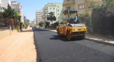 Alanya Belediyesi sıcak asfalt çalışmasına devam ediyor