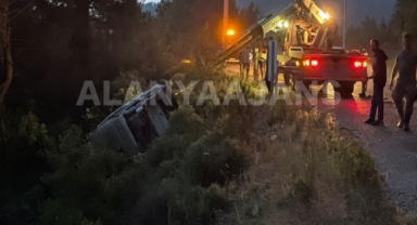 Alanya’da freni boşalan otomobil ağaçlık alana yuvarlandı